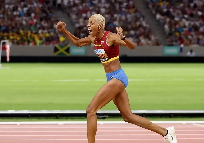 người nhảy xa nhất thế giới