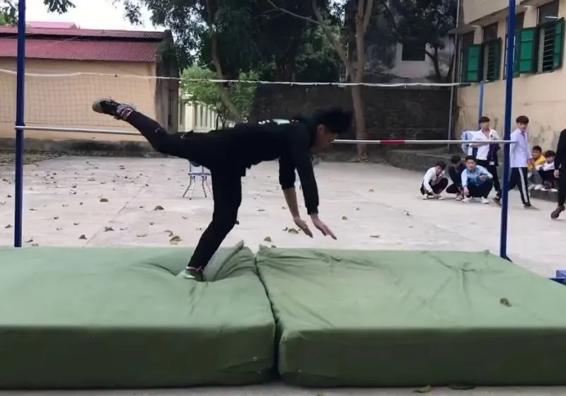 nhảy cao kiểu nằm nghiêng