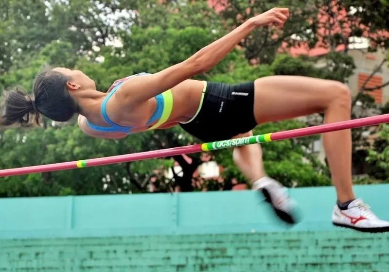 nhảy cao nằm nghiêng